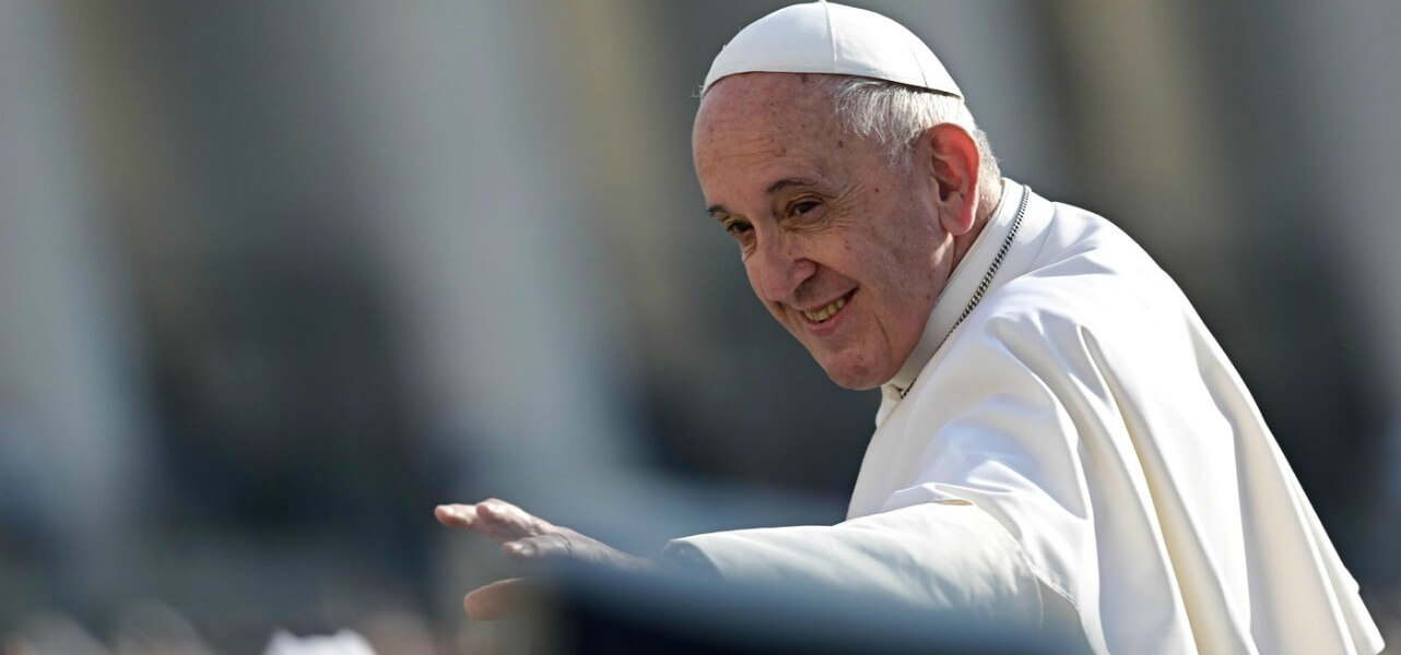 Il Papa fa impazzire Instagram, Like al sedere di una modella 4