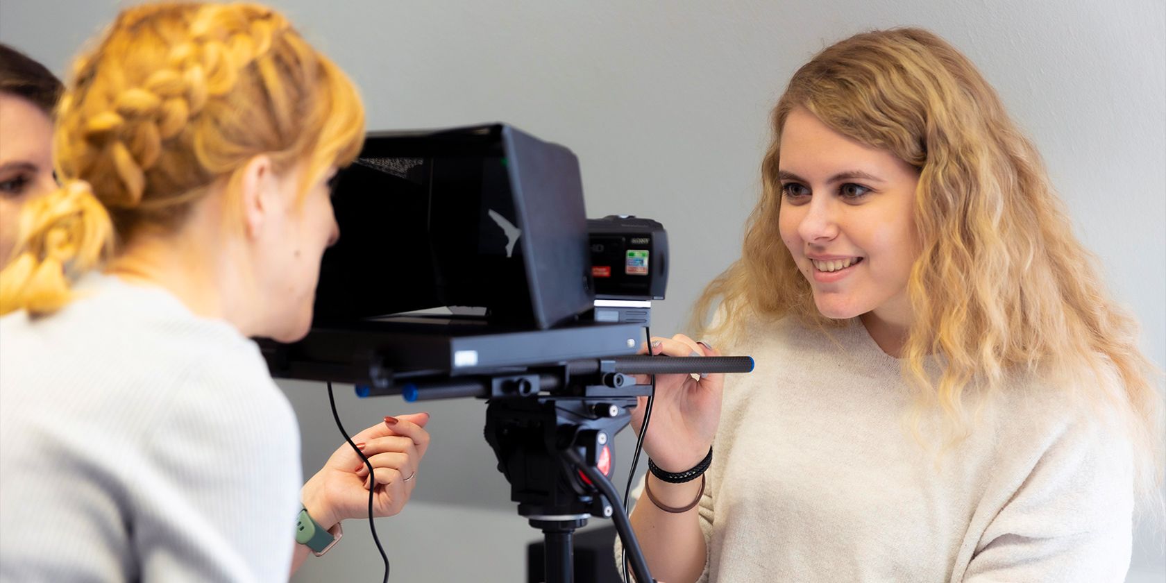 Come impostare il display del computer orizzontalmente 1 due persone che lavorano con un teleprompter