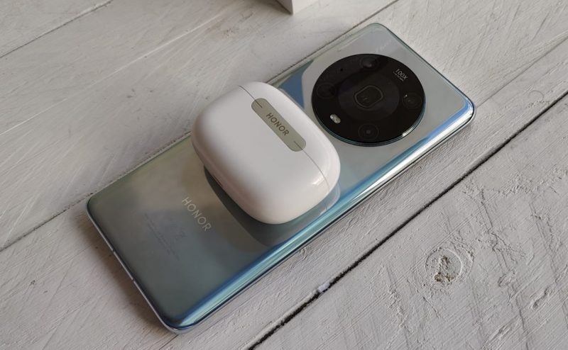 Le cuffie possono essere ricaricate in modalità wireless, ad esempio con uno smartphone.