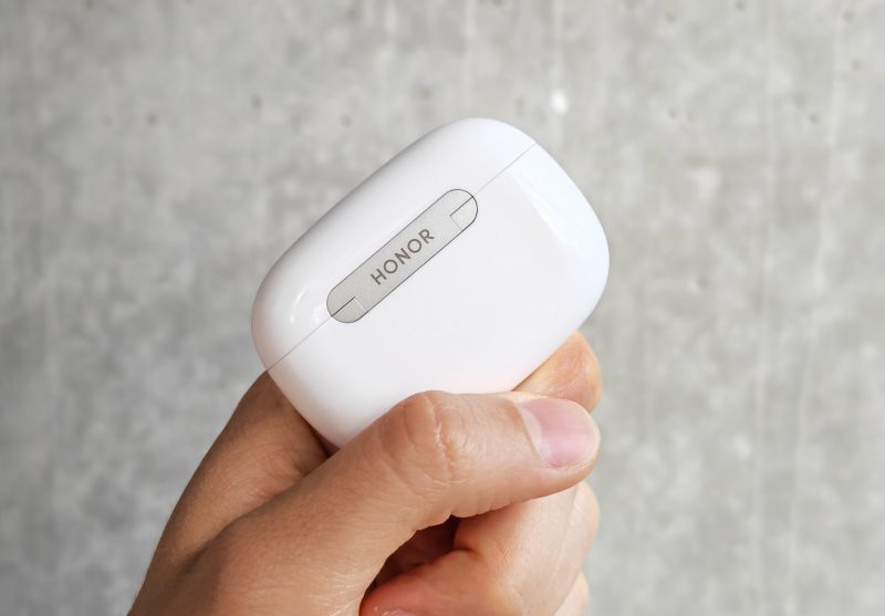 Il logo Honor adorna la custodia di ricarica.