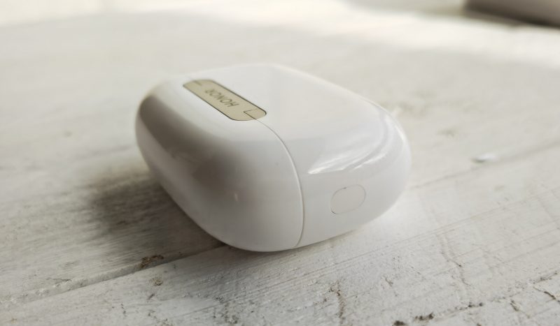 La custodia di ricarica ha un pulsante di associazione separato.