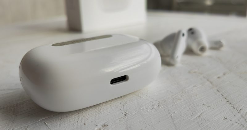 La custodia di ricarica ha una connessione USB-C per la ricarica.