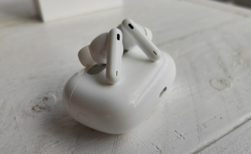 I bracci dell'auricolare supportano una varietà di gesti tattili e di scorrimento.