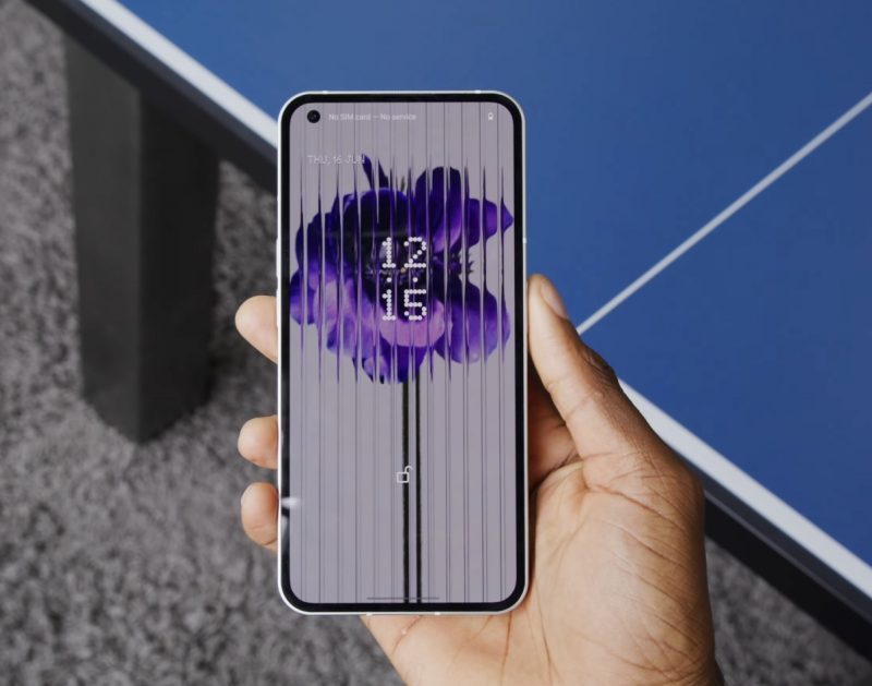 Niente telefono (1) sul davanti. Screenshot dal video MKBHD.