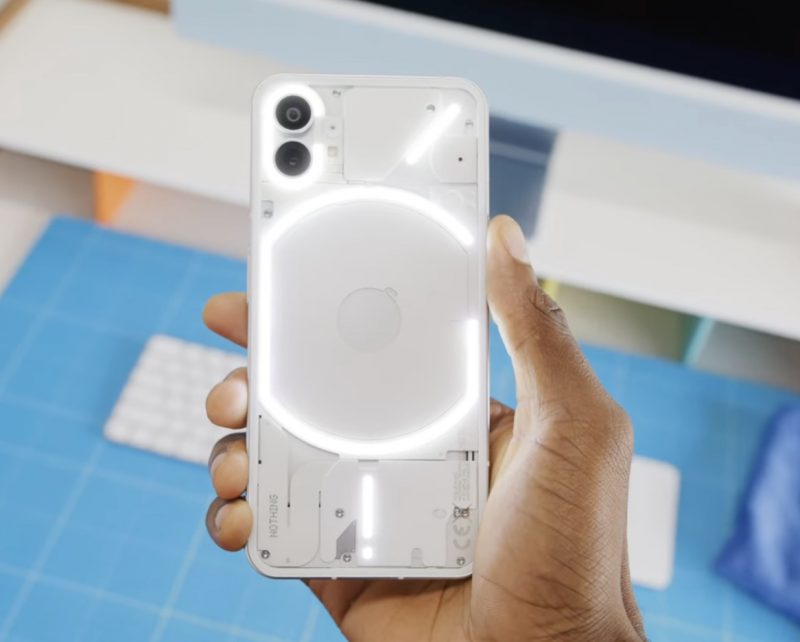 Ecco come brillano le luci sul Nothing Phone (1). Screenshot dal video MKBHD.