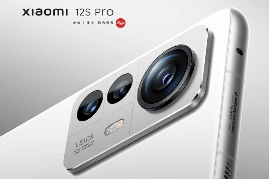La sporgenza della fotocamera dello Xiaomi 12S Pro presenta il logo di testo LEICA.