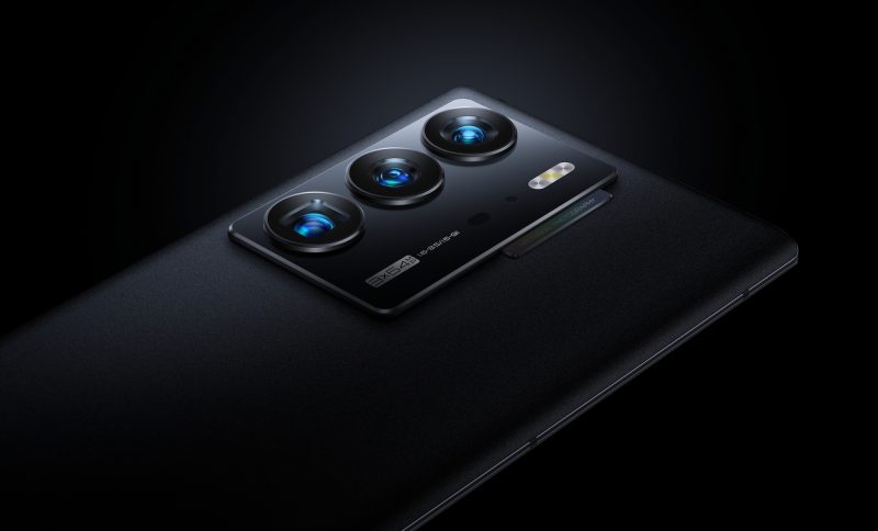 L'Axon 40 Ultra ha tre fotocamere posteriori da 64 megapixel.