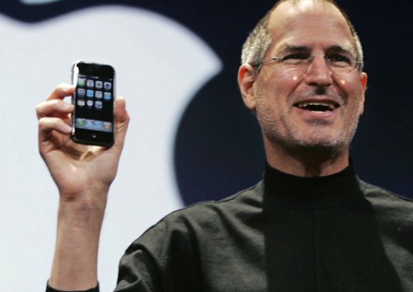 Il presidente Biden assegnerà postuma la medaglia d'onore a Steve Jobs 1 Steve Jobs e l'iPhone originale nel gennaio 2007.