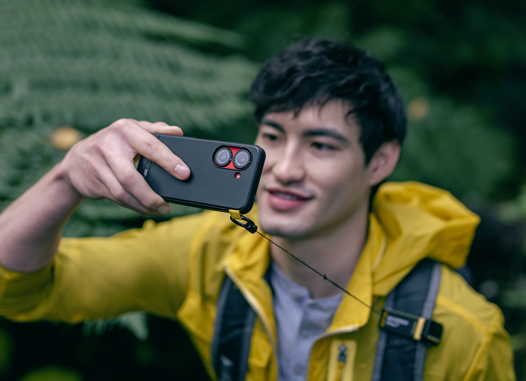 ZenFone 9 è facile da afferrare dalla tracolla per un momento per scattare.
