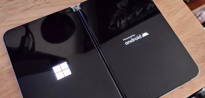 Le due metà dello schermo del Surface Duo più economico di Microsoft, nome in codice Cronos, nell'immagine dell'annuncio di vendita di eBay.