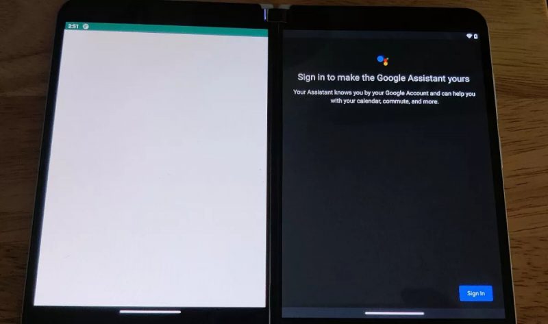 Le due metà dello schermo del Surface Duo più economico di Microsoft, nome in codice Cronos, nell'immagine dell'annuncio di vendita di eBay.