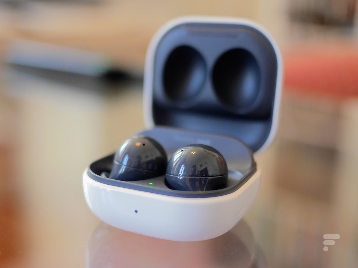 I Samsung Galaxy Buds 2 nella loro custodia