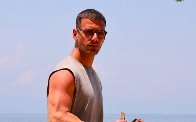 Isola dei Famosi 2025: Angelo Famao abbandona il reality dopo soli tre giorni 1