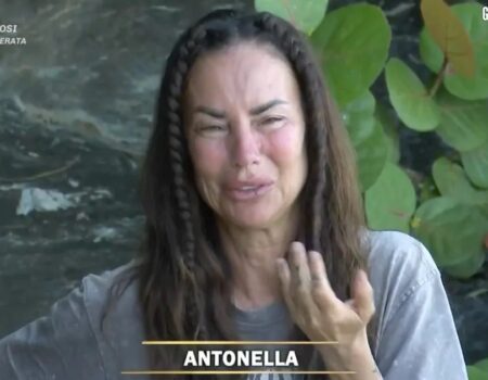 Antonella Mosetti sull'orlo dell'abbandono a L’Isola dei Famosi 4
