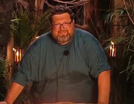 Mario Adinolfi all'Isola dei Famosi: i privilegi concessi al concorrente 4