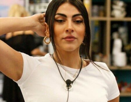 Giulia Salemi si infortuna durante una puntata di The Cage: la conduttrice posta l’episodio su Instagram 9