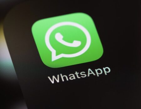WhatsApp rivoluziona gli stati testuali con sticker, emoji e musica 9