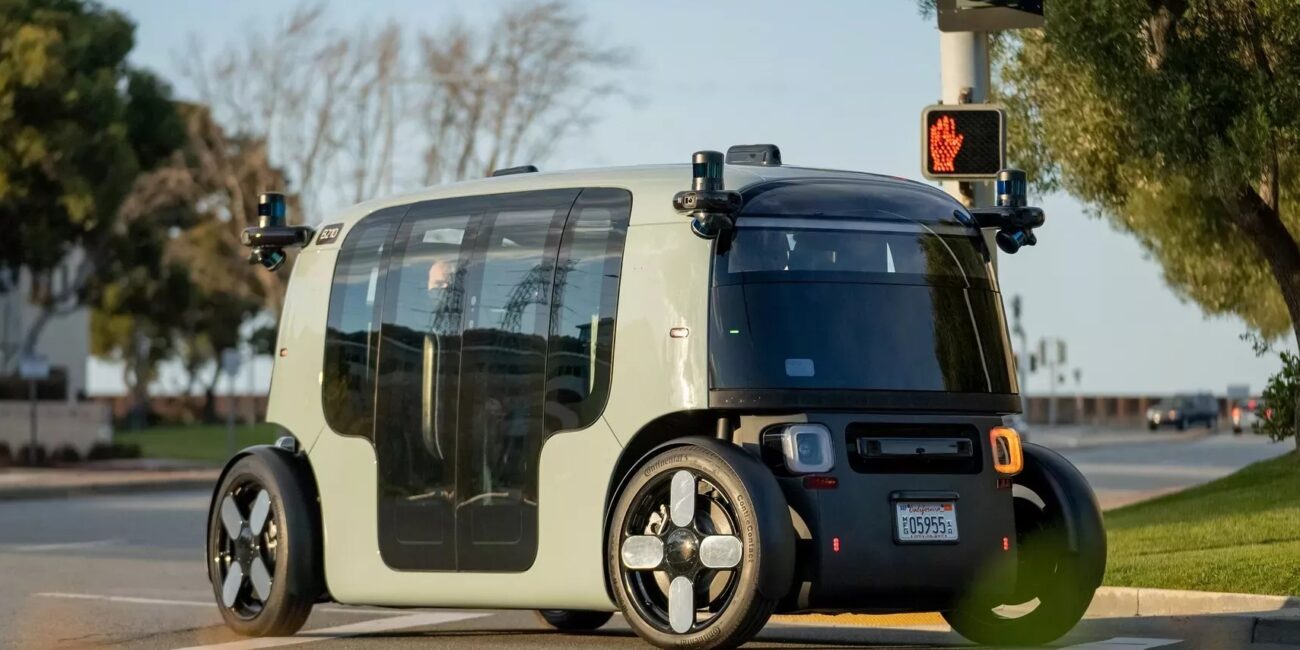 Zoox ottiene la deroga federale per testare robotaxi senza volante e pedali 1