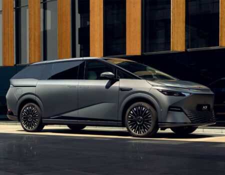 Xpeng Lancia la Strategia "One Car, Two Functions" e Svela il Monovolume X9 7