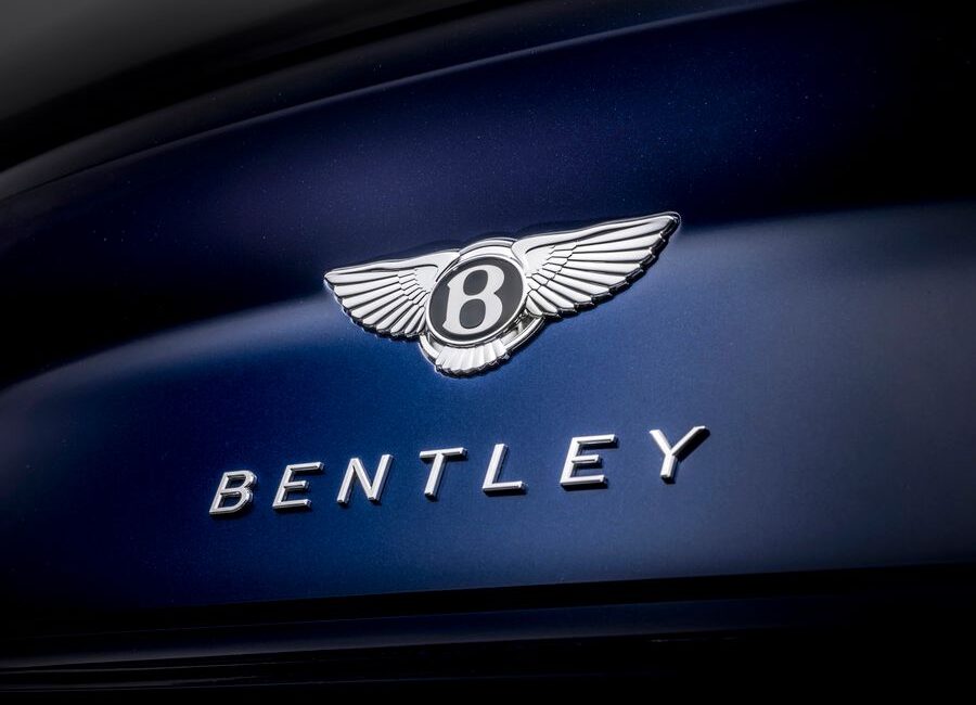 Bentley si prepara al SUV elettrico: debutto nel 2026 a 140.000 euro 1