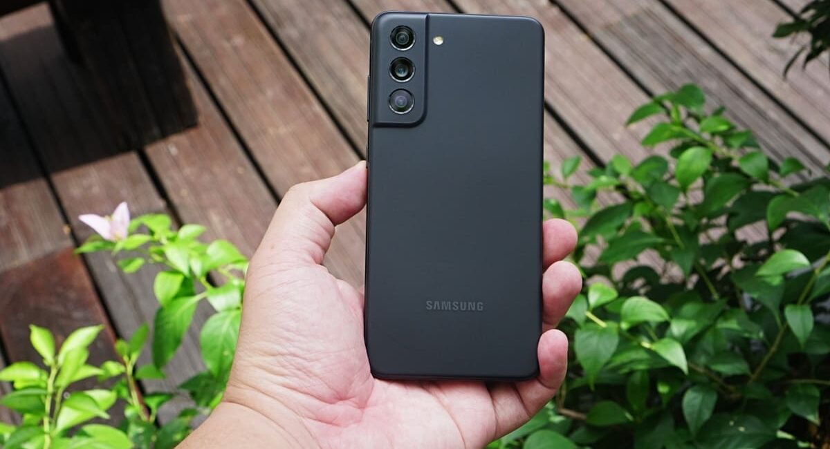 Samsung Galaxy S21 FE: One UI 8 e Android 16 Segnano la Fine del Supporto Samsung Galaxy S21 FE: One UI 8 e Android 16 Segnano la Fine del Supporto 1
