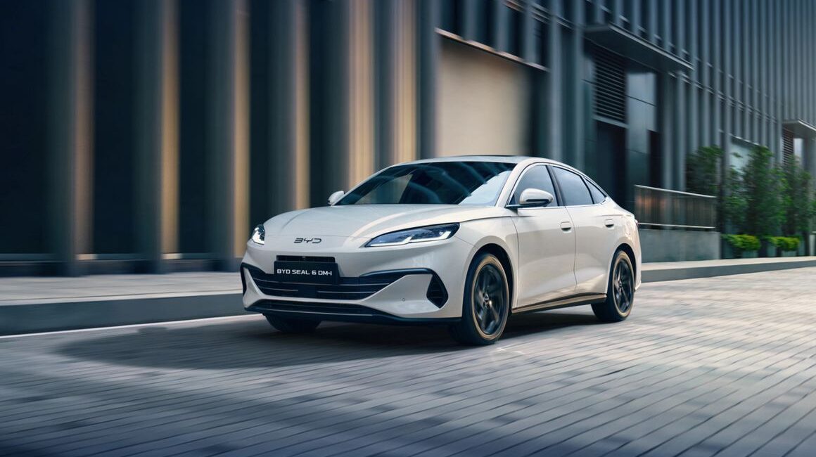 BYD Dichiara la Fine dei Vecchi Ibridi Plug-in con un Annuncio Irriverente 1