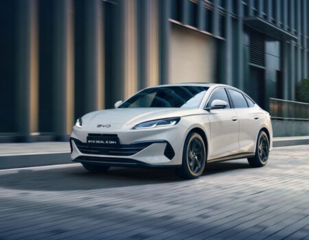 BYD Dichiara la Fine dei Vecchi Ibridi Plug-in con un Annuncio Irriverente 5