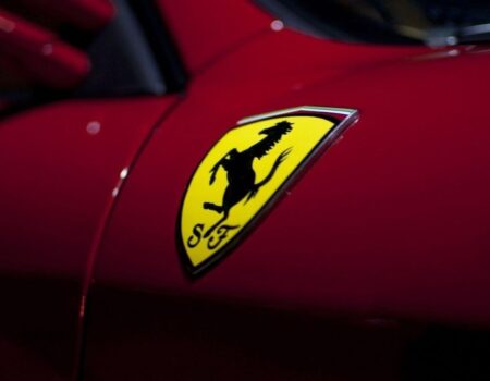 Ferrari: la strategia verso il 2030 tra ibrido, elettrico e motori termici 3