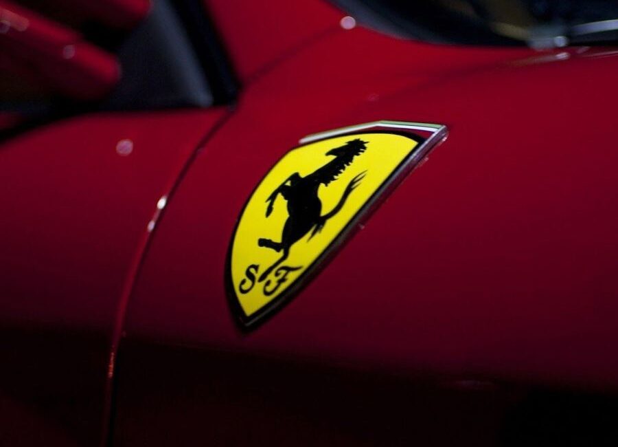 Ferrari: la strategia verso il 2030 tra ibrido, elettrico e motori termici 1