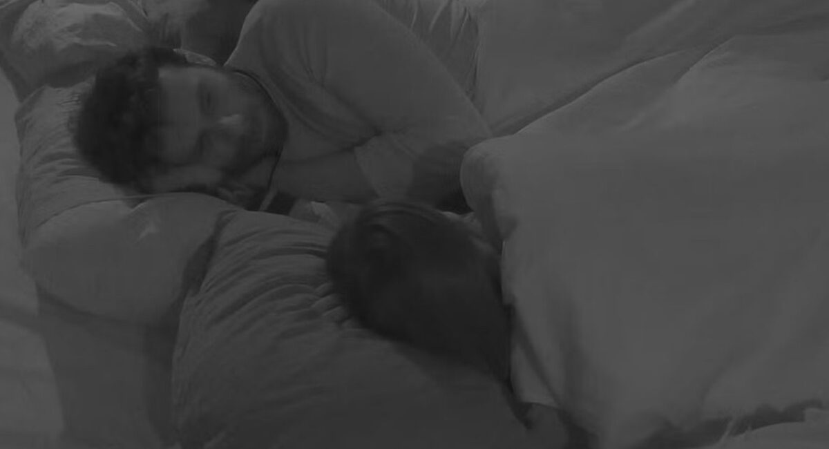 Grande Fratello, indiscrezione shock: bacio notturno tra due concorrenti "proibiti". La regia avrebbe tagliato le immagini 1