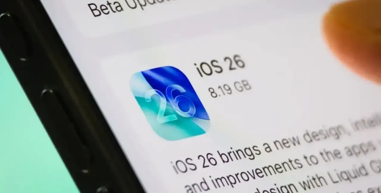 Apple Spinge Verso iOS 26: La Nuova Strategia di Aggiornamento Divide gli Utenti 1