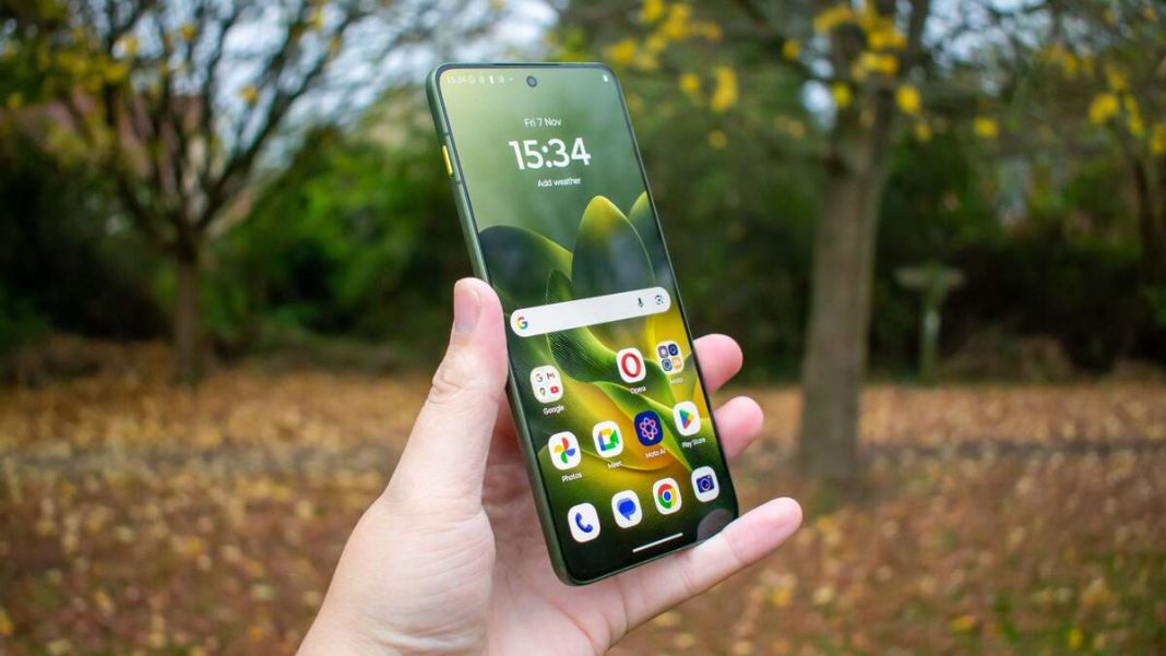 Motorola Edge 70 Ultra: i primi render svelano design e tasto dedicato all'IA 1